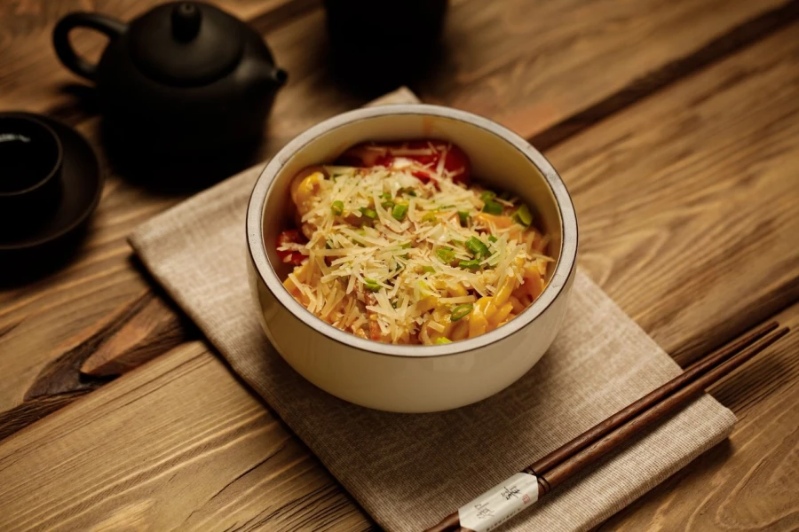 Сырный ВОК с курицей