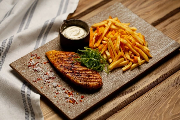 Стейк из куриного филе с картофелем