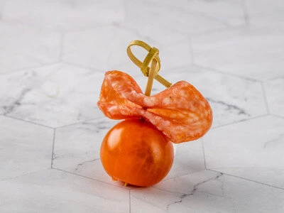 Салями с томатами черри