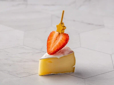 Сыр Камамбер с клубникой