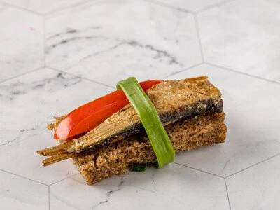 Тост с шпротами на хлебе