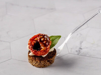 Тост хлебе с запеченными черри