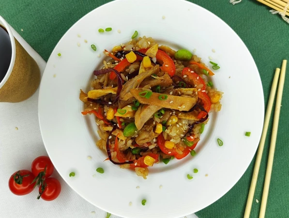 Рис с овощами, курицей и яйцом