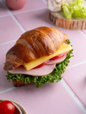 Круассан c ветчиной и сыром