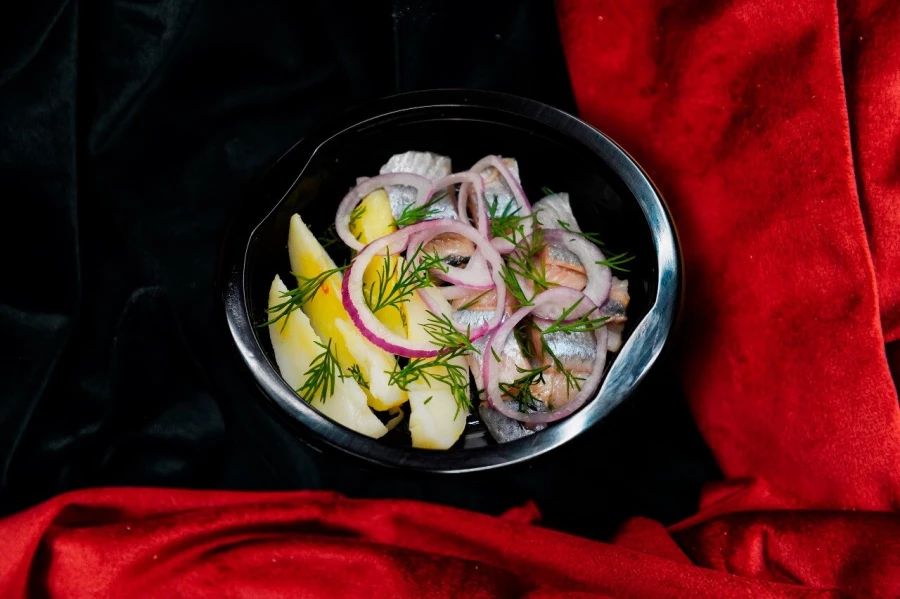 Селедка с отварным картофелем
