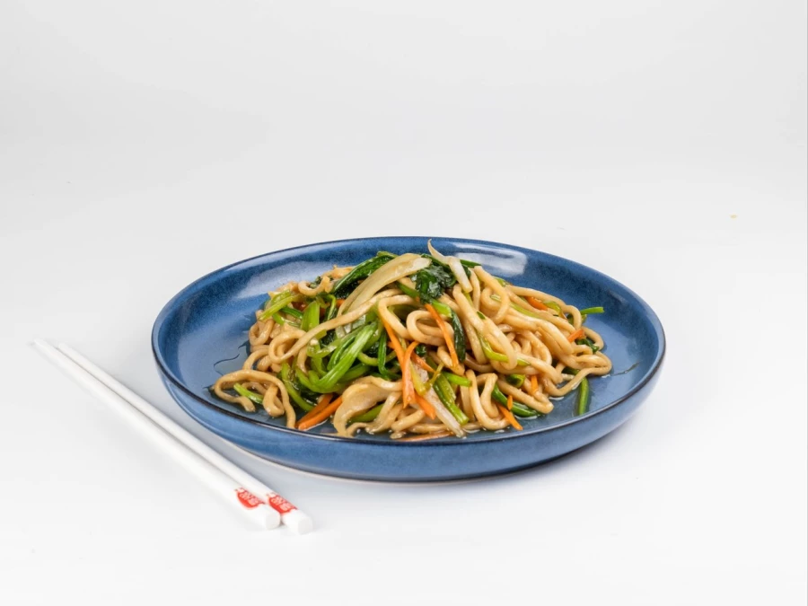 Лапша, жаренная с овощами 蔬菜炒面