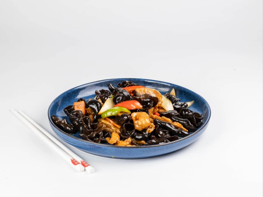 Жареная свинина с древесными грибами 猪肉炒木耳