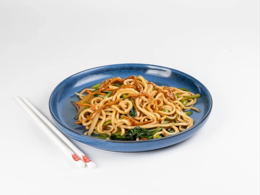 Жареная лапша с курицей 鸡丝炒面