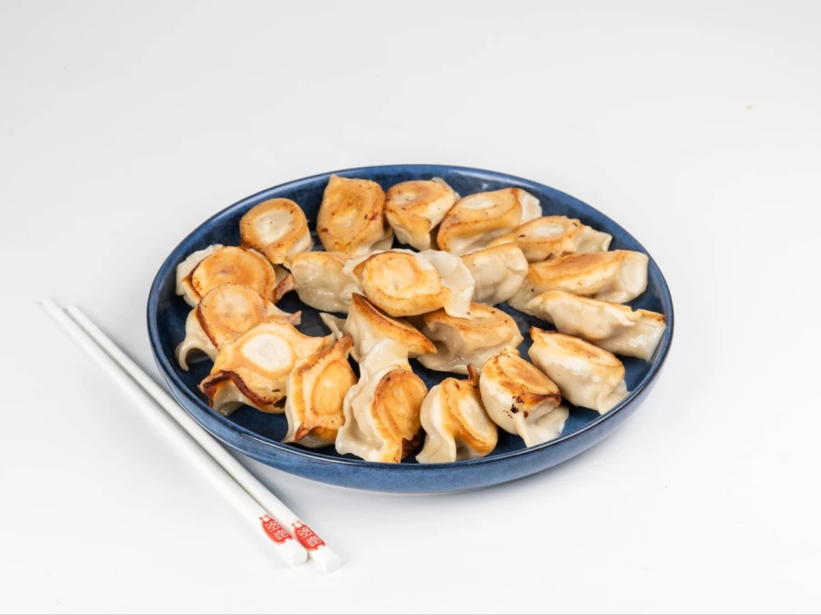 Пельмени жареные с говядиной 牛肉煎饺