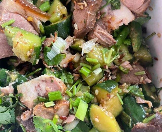 Свиная рулька с огурцами 肘花拌黄瓜