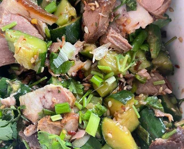 Свиная рулька с огурцами    肘花拌黄瓜