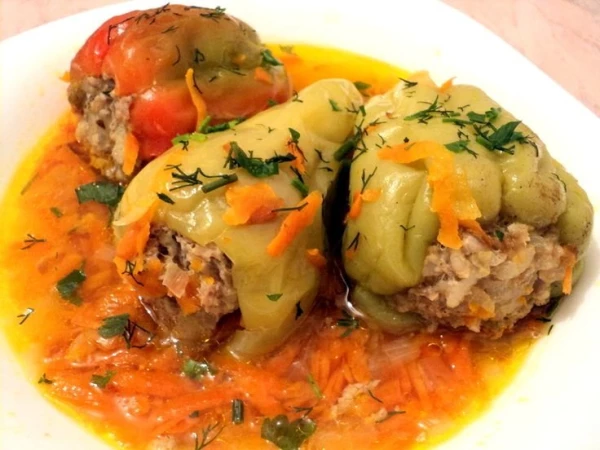 перец фаршированный мясом и рисом