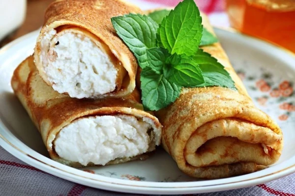 Блинчики с творогом и сметаной