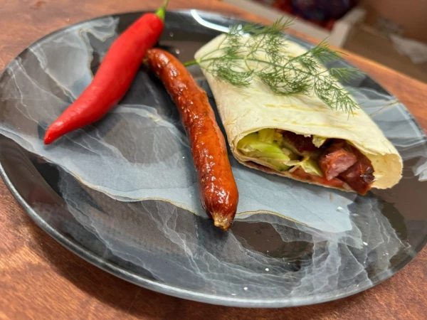 Шаурма с охотничьими колбасками на мангале