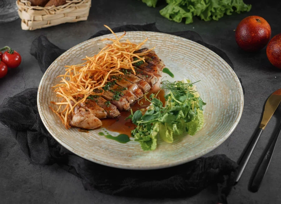 Стриплоин-стейк с картофелем пай и зеленым салатом