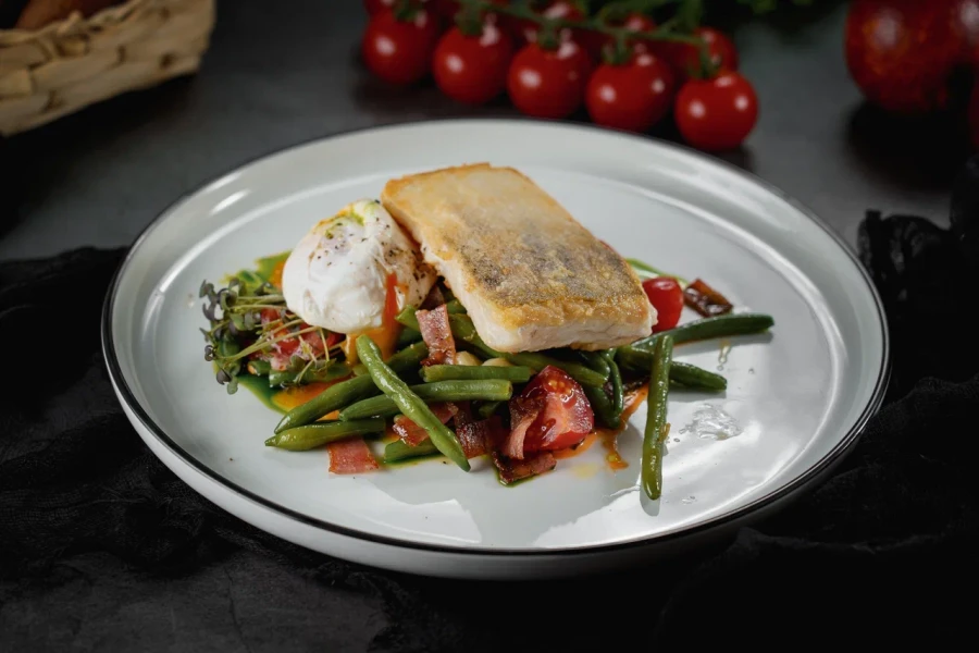 Судак с фасолью и яйцом Пашот 