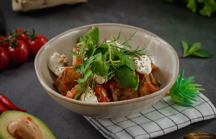 Салат с хрустящим баклажаном и томатом