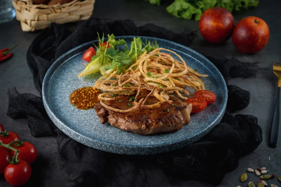 Свиная шейка с луком фри и салатом