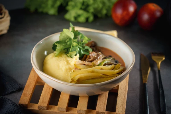 Бефстроганов с пюре, маринованными огурчиками и вешенками