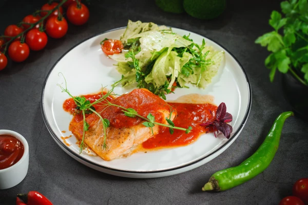 Стейк лосося с салатом