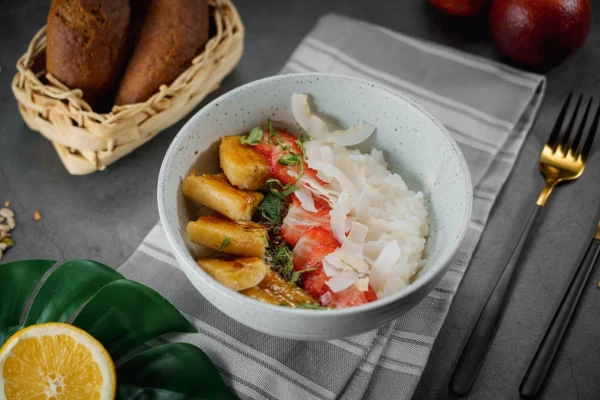 Каша рисовая на кокосовом молоке с карамелизированным бананом и клубникой