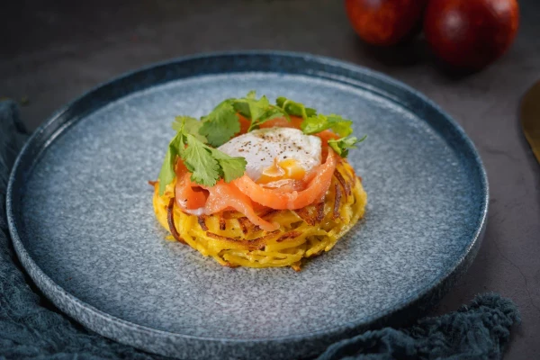 Драник с семгой и яйцом пашот