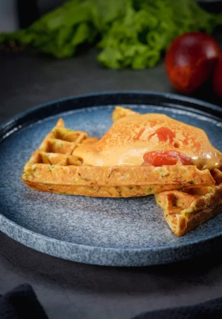 Вафля из кабачка с яйцом пашот и соусом Голландез