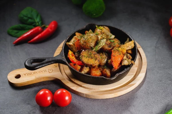 Горячая сковорода с курицей