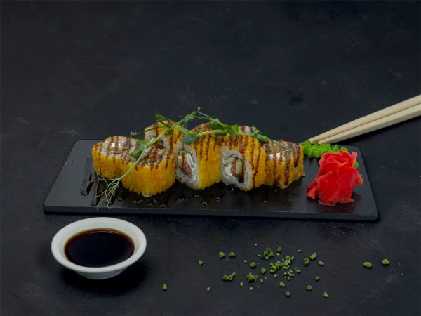 Горячий ролл с лососем