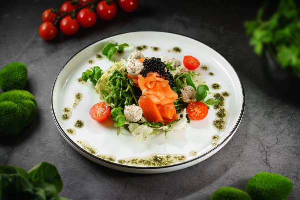 Салат с лососем