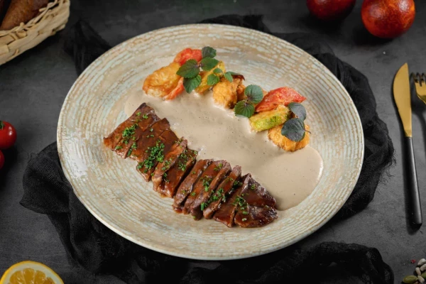 Скерт-стейк с овощами Фритто Мисто и грибным соусом