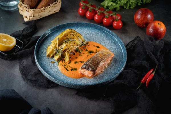 Форель с молодой капустой гриль