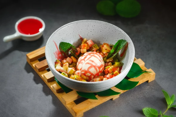 Фруктовый салат с мороженным 