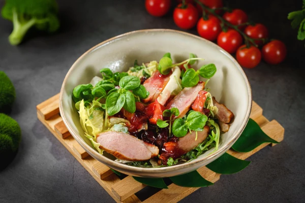 Салат с уткой в соусе Дор-блю