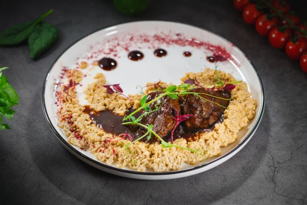 Телячьи щечки с киноа