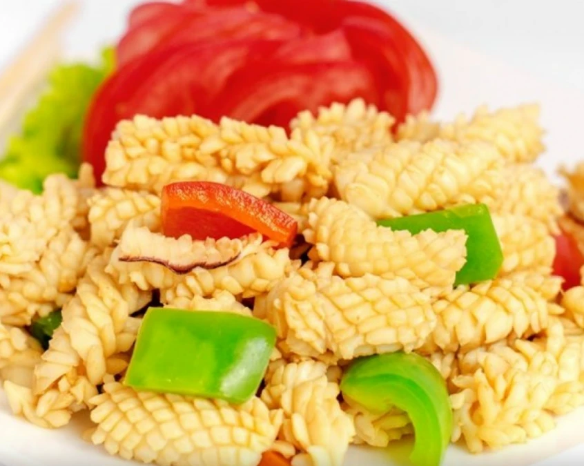 606  Тушеный кальмар с овощами