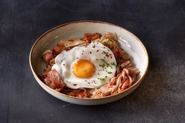 Лапша с беконом и яйцом 