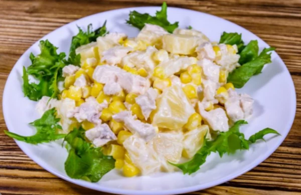 Салат из куриного филе с ананасами