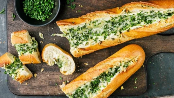 Багет с чесноком и зеленью 