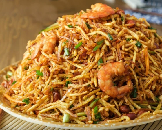 Салат из картофельной стружки с креветками и кальмаром