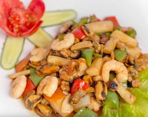 Тушеные морепродукты с овощами