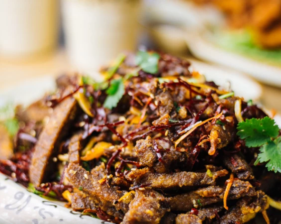 Говядина соломкой с кинзой и перцем