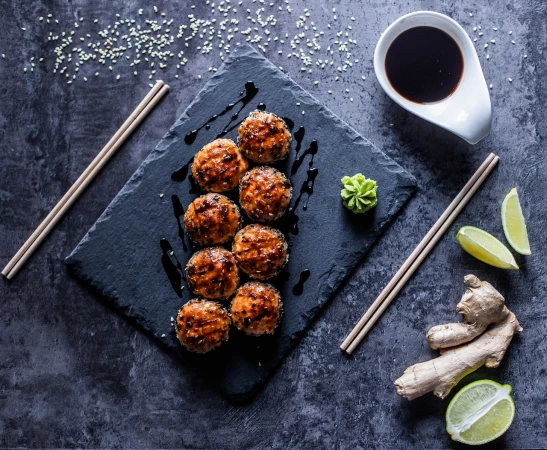Запеченная калифорния в кунжуте ролл.