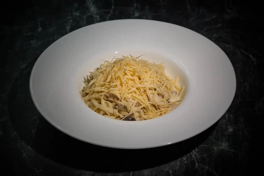 Паста с курицей и грибами в сливочном соусе
