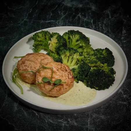 Крабкейки с брокколи и гороховым соусом