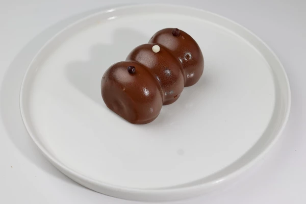 Шоколадный сырок с маракуевой карамелью