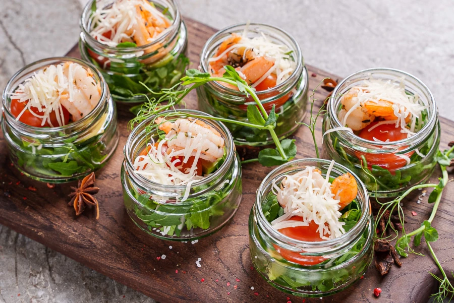 Салат с тигровой креветкой и рукколой в баночках 10 шт.