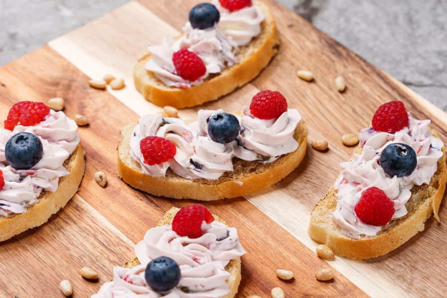 Брускетта с ягодами 10 шт.