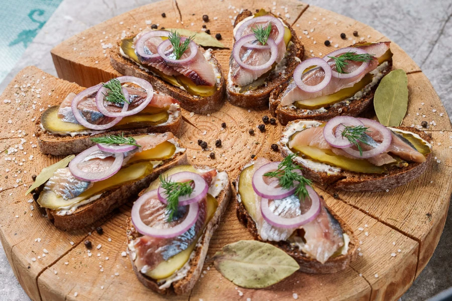 Брускетта с сельдью 10 шт.