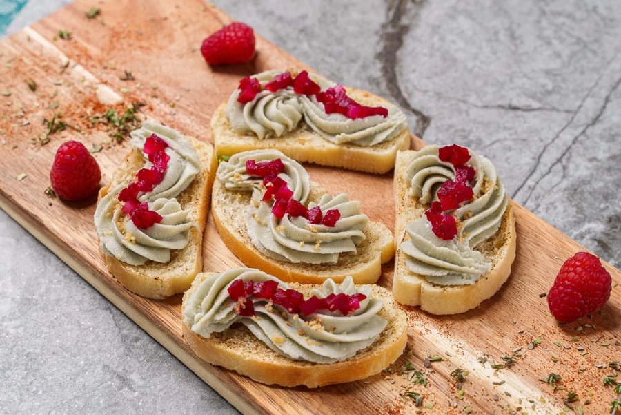 Брускетта с грушей и муссом из голубого сыра 10 шт.